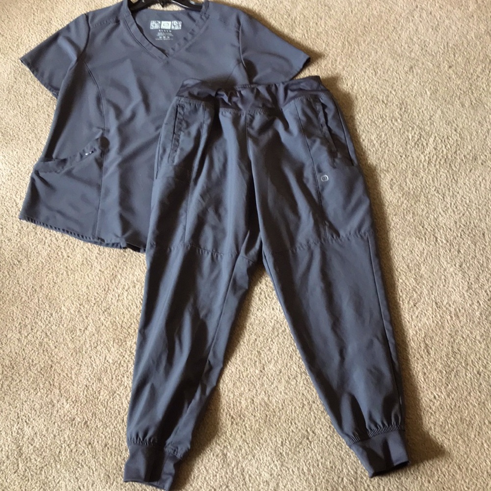 WonderWink women’s gray scrub set